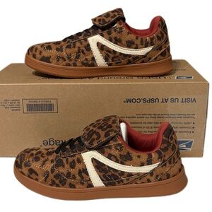 CUSHIONAIRE Women's Astro Retro Sneaker